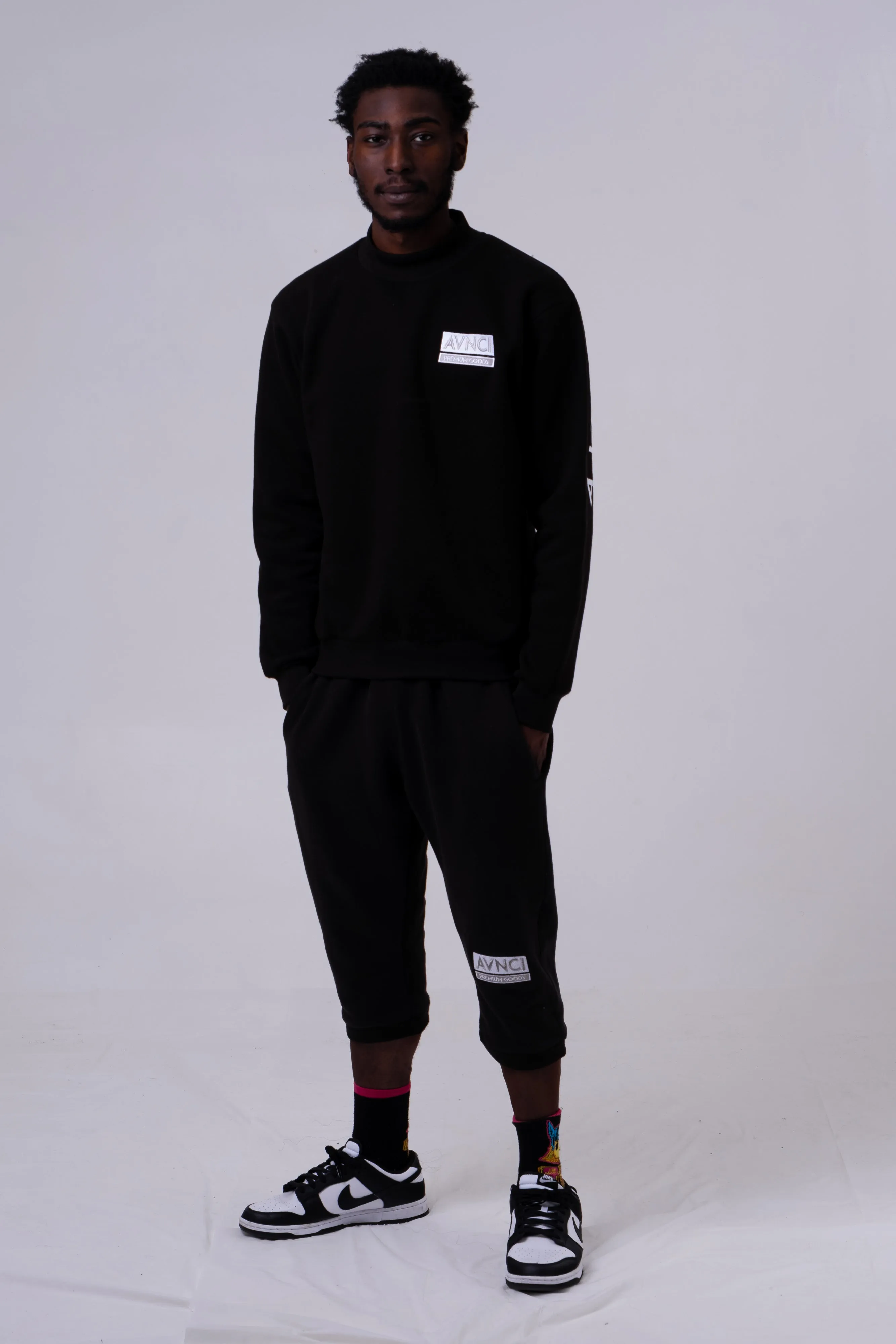 AVNCI Embroidered cropped sweats