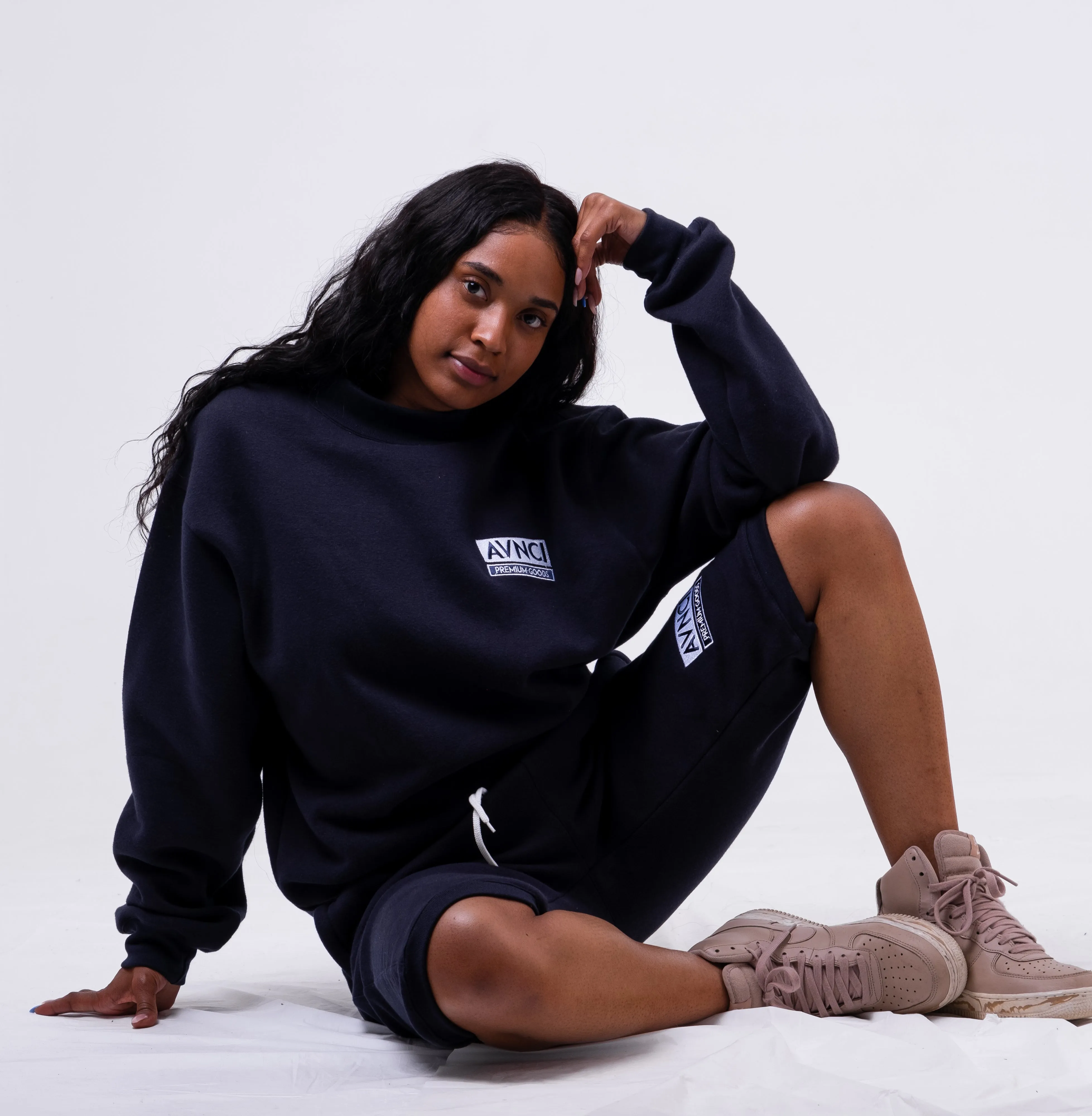 AVNCI Embroidered cropped sweats