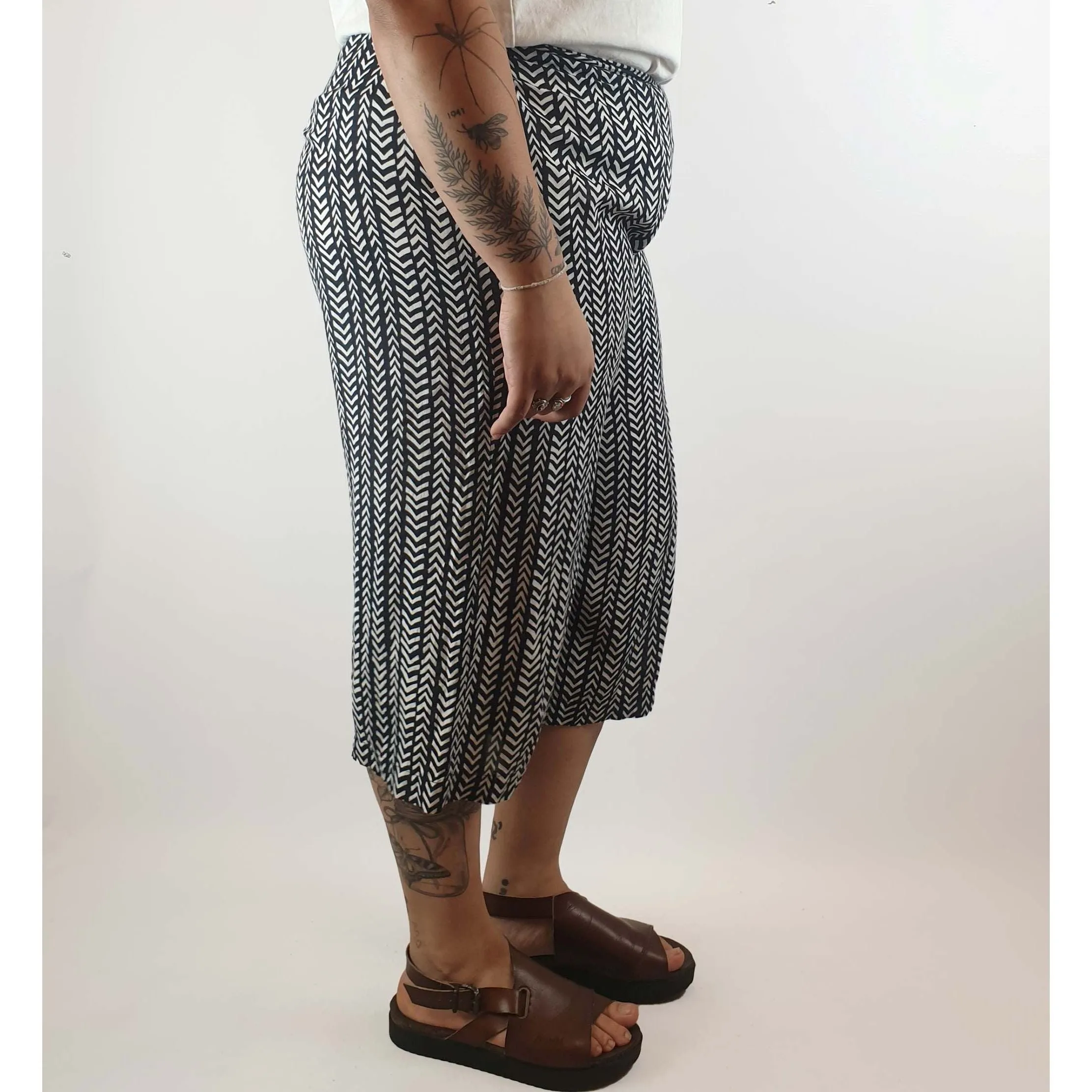 Kozii pre-owned cropped black and white print pants with pockets size XL (best fits size 14)