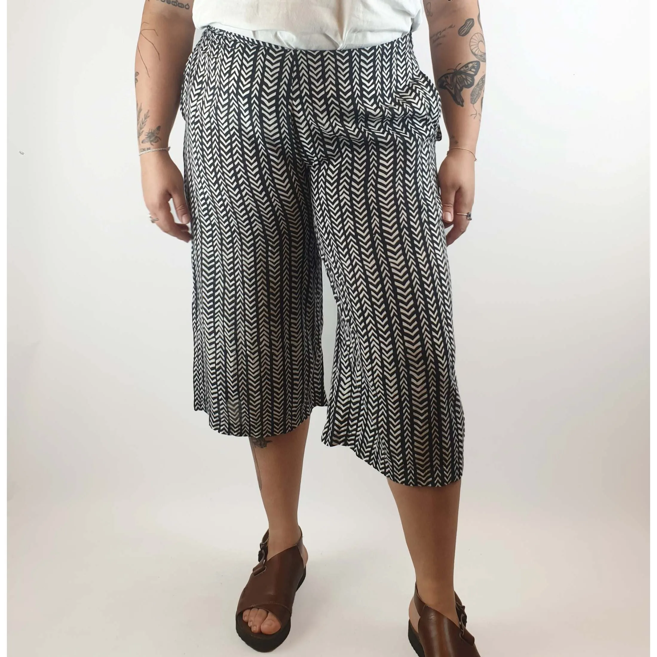 Kozii pre-owned cropped black and white print pants with pockets size XL (best fits size 14)