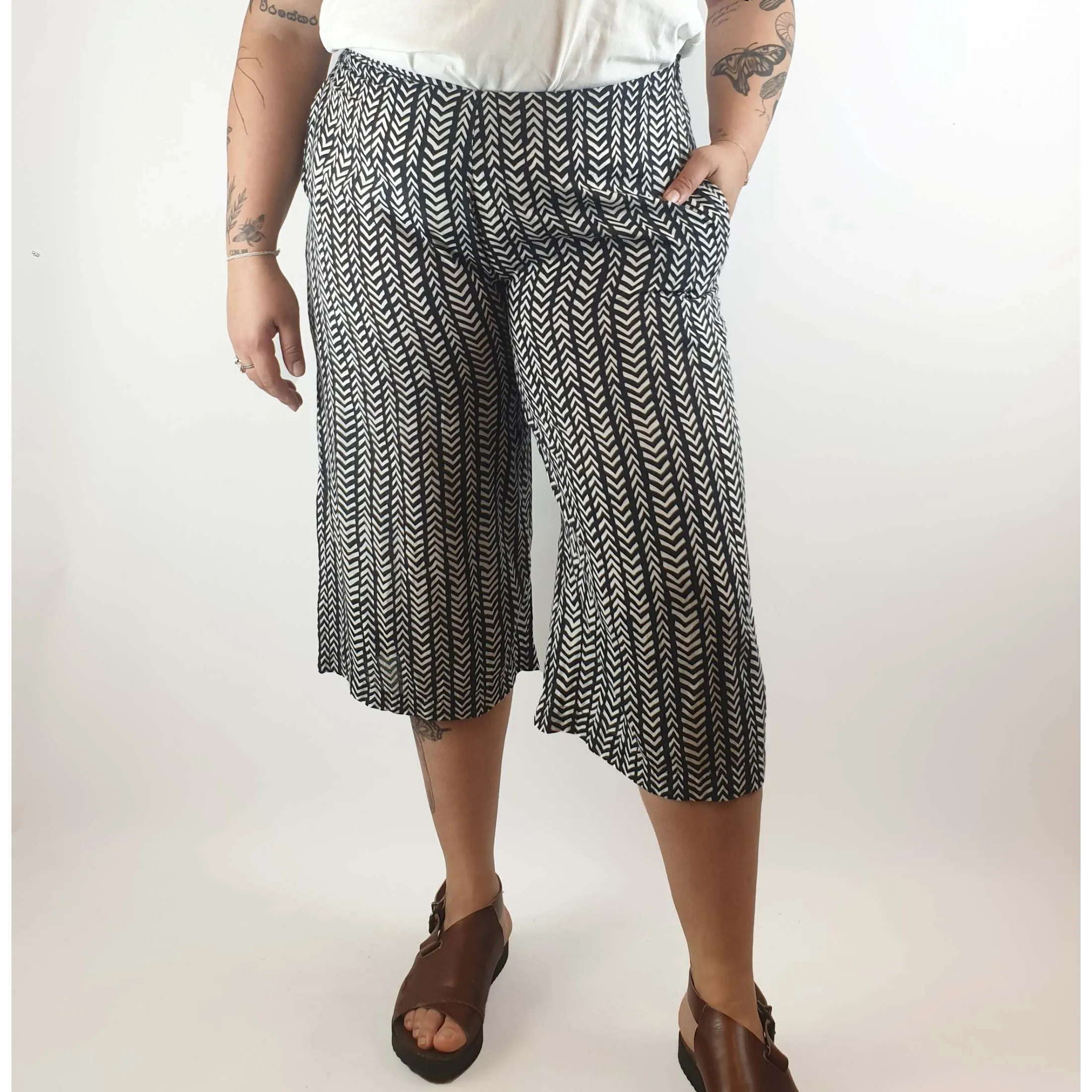 Kozii pre-owned cropped black and white print pants with pockets size XL (best fits size 14)