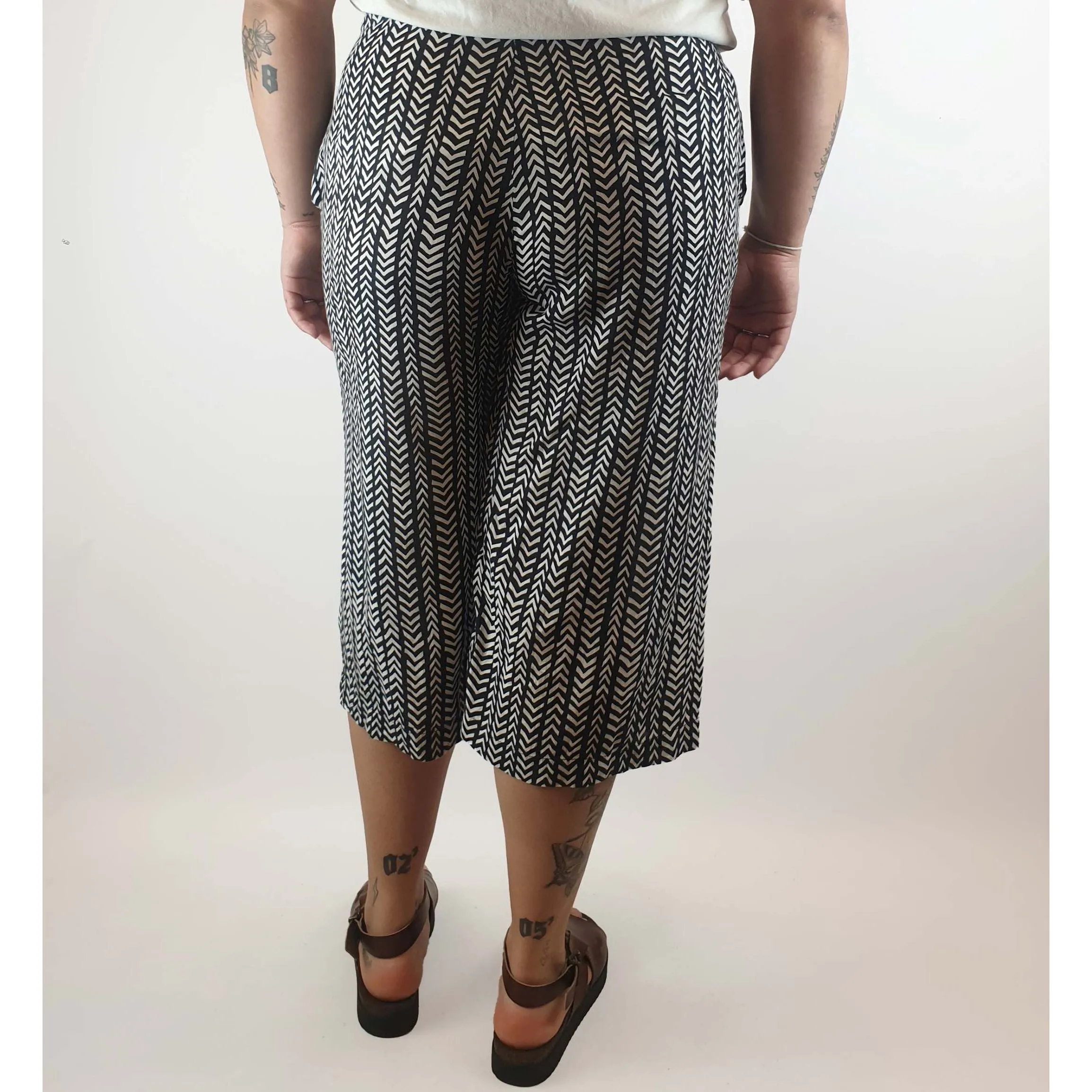 Kozii pre-owned cropped black and white print pants with pockets size XL (best fits size 14)