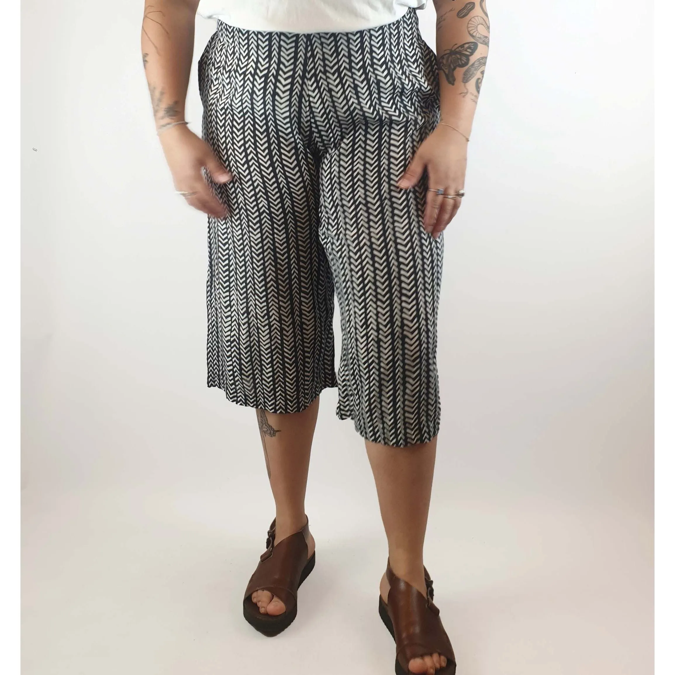 Kozii pre-owned cropped black and white print pants with pockets size XL (best fits size 14)