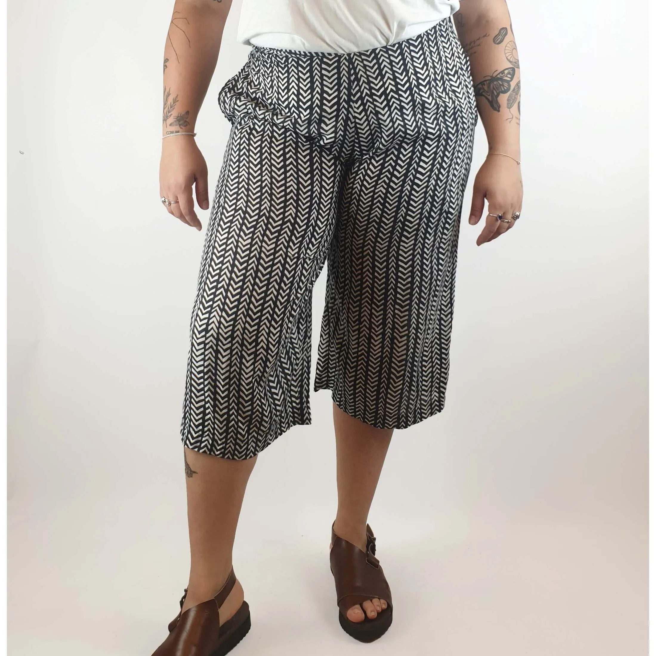 Kozii pre-owned cropped black and white print pants with pockets size XL (best fits size 14)