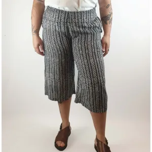 Kozii pre-owned cropped black and white print pants with pockets size XL (best fits size 14)