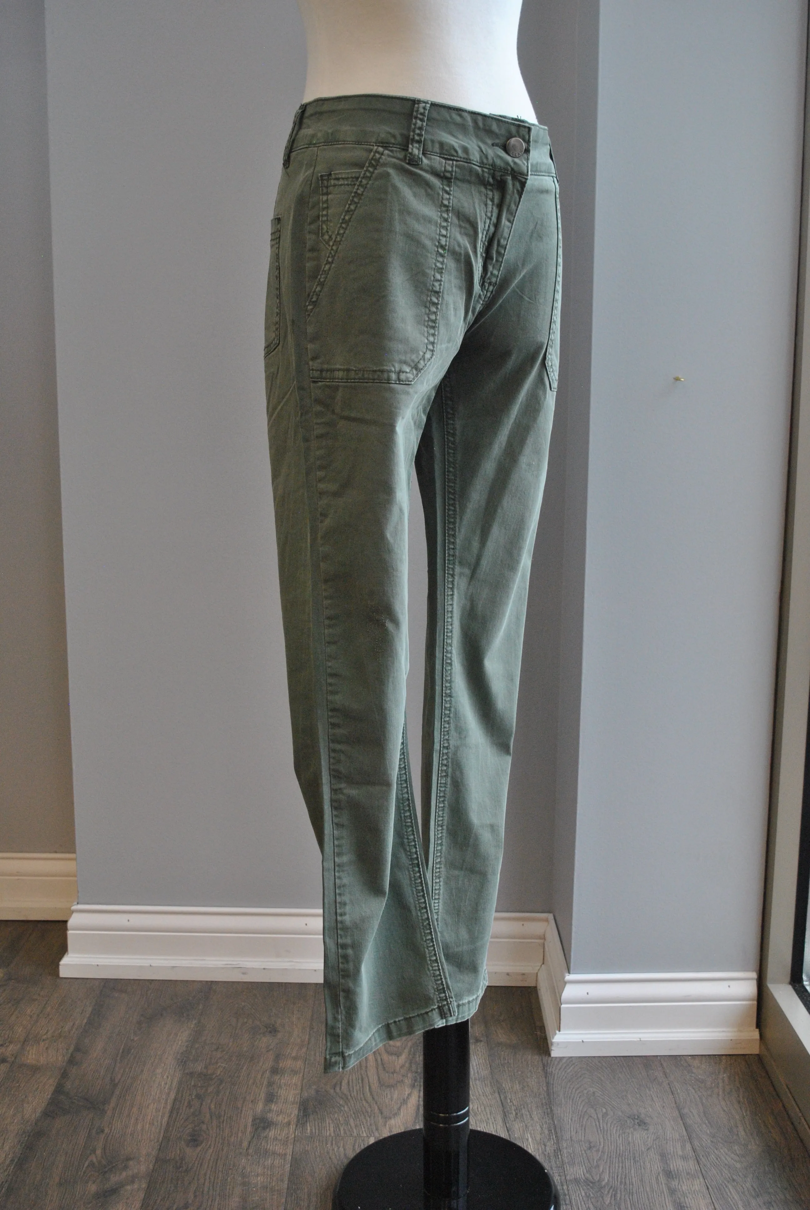 OLIVE GREEN CROPPED PANTS